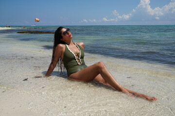Fototapeta na wymiar playa del carmen, quintana roo, yucatan, caraibi, caribbean, woman, swimsuit, sky, bathsuit, bikini, green, tanned, mexico