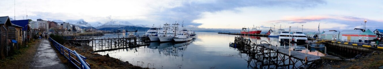 Fototapeta premium Embarcadero de Ushuaia Tierra del Fuego con vista a la ciudad nevada en invierno