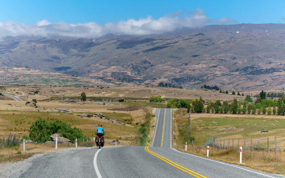 Nieuw Zeeland - Vanaf Alexandra moeten we een zwaar stuk fietsen over de hoofdweg omdat je voor de fietsroute met een dure speedboot moet