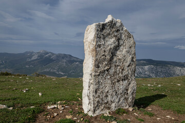 menhir de Arrizazen, con las montañas del Parque Natural Aizkorri-Aratz al fondo, Parque...