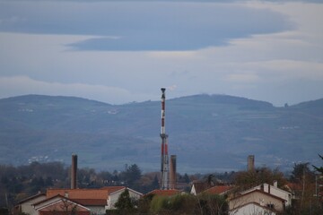 Obraz premium Torchère de raffinerie surmontée d'une flamme, ville de Feyzin, département du Rhône, France