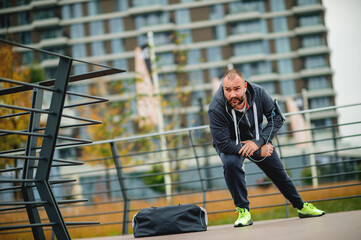 Obraz premium Young jogger taking break from exercising outdoors