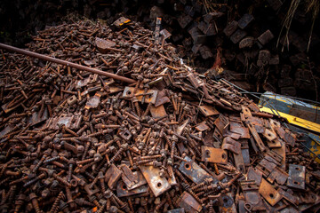 Alte rostige Schrauben auf Altmetall Schrottplatz
