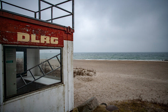 Verwaister DLRG-Rettungsschwimmer-Turm im Winter an der Ostsee