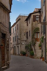 Leere Gasse in der Altstadt von Pitigliano in der Toskana in Italien 