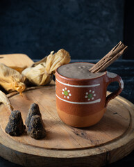 Atole champurrado, bebida tradicional mexicana 