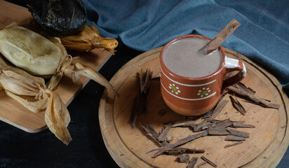 Taza de atole champurrado, bebida tradicional mexicana 