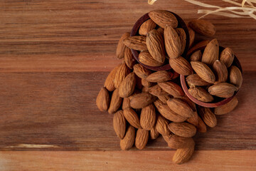 almond, almonds, amendoas, amêndoas, background, closeup, brown, straw background, straw, dry, food, fruit, gourmet, group, health, healthy, heap, ingredient, kernel, natural, nature, nut, nutrition, 