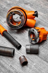 Obraz premium die stock and die professional tool for cutting threads on pipes, studs and screws