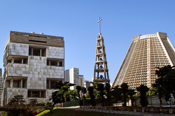 Catedral de São Sebastião do Rio de Janeiro ou Catedral Metropolitana do Rio de Janeiro, ao lado Edifício Sede da Petrobras