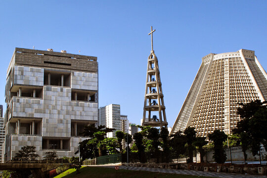 Catedral de S&atilde;o Sebasti&atilde;o do Rio de Janeiro ou Catedral Metropolitana do Rio de Janeiro, ao lado Edif&iacute;cio Sede da Petrobras