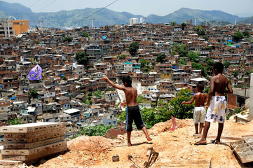 Crian&ccedil;as empinando pipas no Complexo do Alem&atilde;o