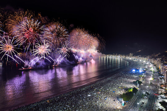 Vista de cima da queima de fogos na festa de R&eacute;veillon na Praia de Copacabana   .
