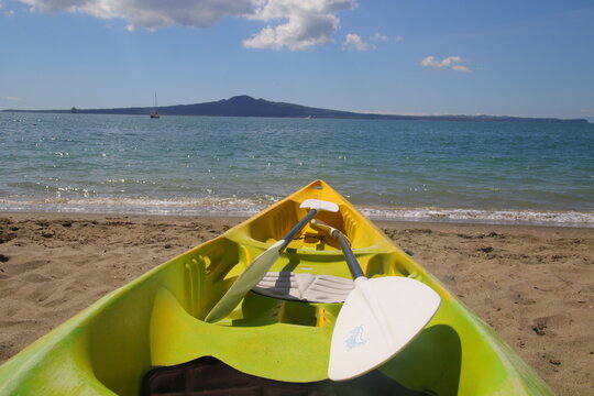 Kayak am Strand in Mission Bay mit Blick auf Rangitoto