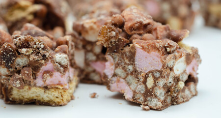 A marvelous mix of sultanas, marshmallows, biscuit pieces, crispy rice and glacé cherries covered in milk chocolate