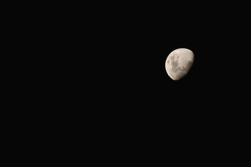 Foto de la luna, en cuarto creciente.