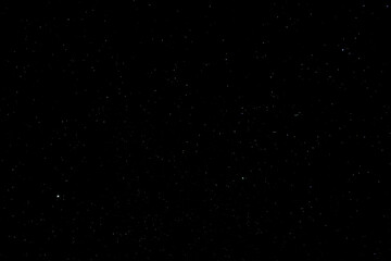 Foto nocturna del cielo con estrellas en el fondo.