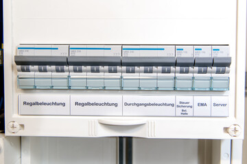Sicherungen in einem Sicherungskasten
