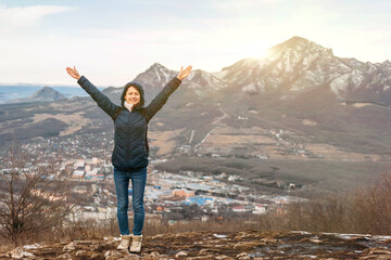 Obraz premium young man on top of mountain at sunset