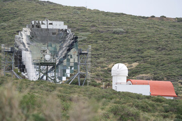 Reflecting telescope and traditional observatory