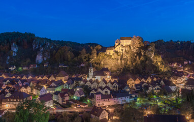 Burg Pottenstein in der blauen Stunde
