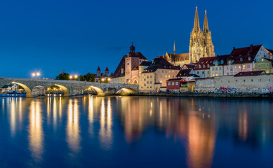 Obraz na płótnie Canvas Regensburg in der blauen Stunde