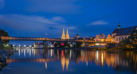 Fototapeta premium Regensburg in der blauen Stunde