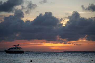 Obraz premium isla mujeres, quintana roo, mexico, sea, caribbean sea, beach, water, sand, sunset, dawn