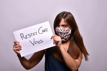 Femme en colère qui demande de rester chez soi