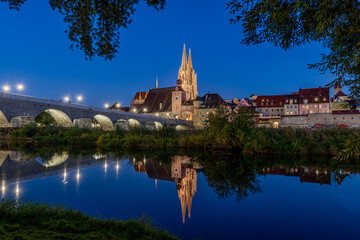 Fototapeta premium Dom St. Peter mit der Steinernen Brücke in Regensburg
