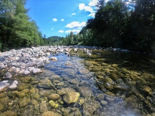 ACQUA LIMPIDA DI UN FIUME