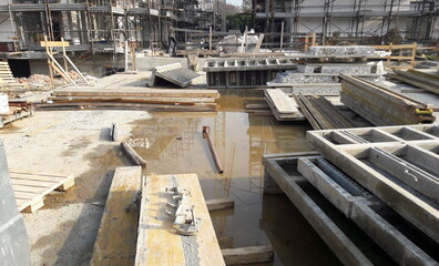 Lavori in corso nel cantiere in inverno