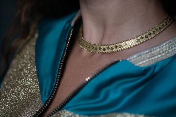Collier en or autour du cou d'une jeune femme