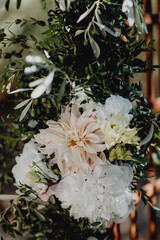 Décoration florale sur l'arche de la cérémonie laïque