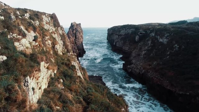 Adentr&aacute;ndonos en el mar del atl&aacute;ntico en Llanes, Asturias. Espa&ntilde;a.