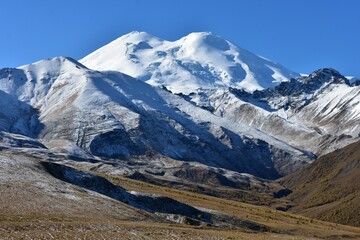 Obraz premium Autumn Elbrus (5642m.), the highest mountain of Russia and Europe