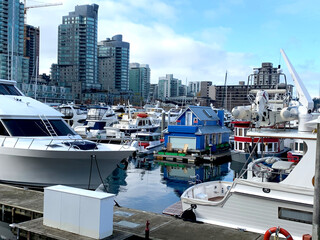 ビル街と入り江