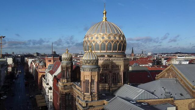 Panning aerial, New Synagogue in downtown Berlin