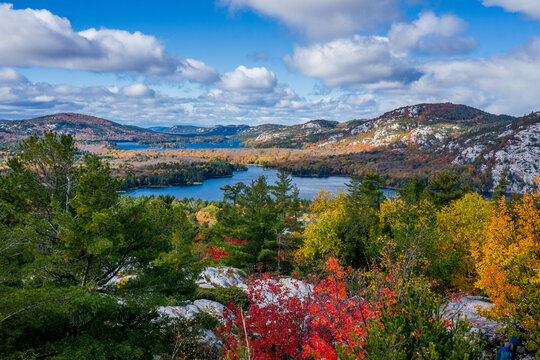 "The Crack" is one of the most famous and beautiful hiking trail in Ontario. During fall it offers an incredible hike in a beautiful forest, then a difficult climb to reach a 360 degrees view.