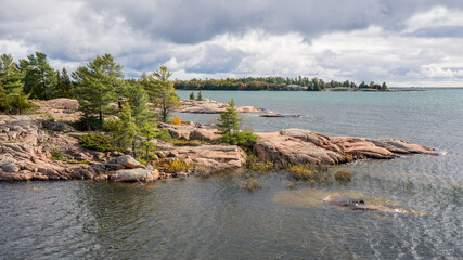 The Chikanishing trail is an easy hike in Killarney Provincial Park that allows you to discover the rugged Georgian Bay coastline, typical of the Canadian Shield