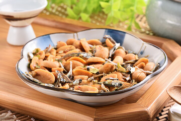 Peanuts & spicy scallion flavor fish on plate 