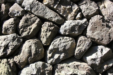 不揃いではあるが、同じような大きさの石を積んで作られた石垣