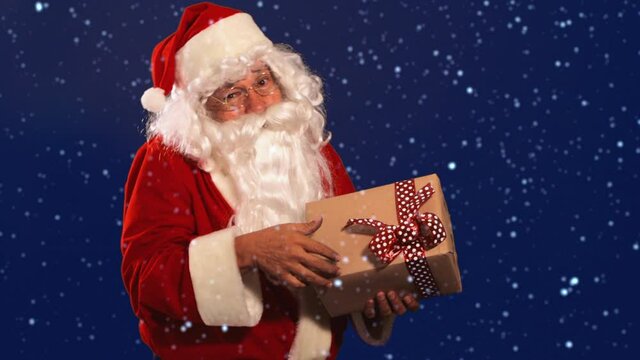Papa noel latino con caja de regalo sonriente y feliz entrega navidad