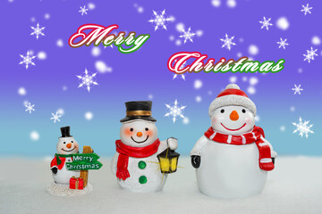 クリスマスを迎えるために並んだ雪だるま