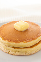 ホットケーキにバターをのせて食べる