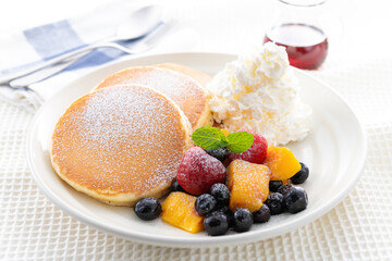 生クリームとフルーツたっぷりパンケーキ