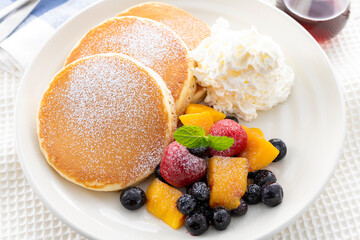 生クリームとフルーツたっぷりパンケーキ