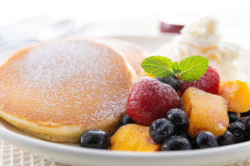 生クリームとフルーツたっぷりパンケーキ