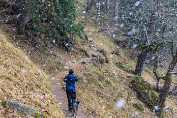 Obraz premium Adventurous hiker hiking through trail with heavy snowfall in Himalayas