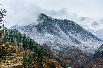 Obraz premium Beautiful winter landscape of Himalayas mountains with snow covered trees in Parvati Valley, Himachal Pradesh.